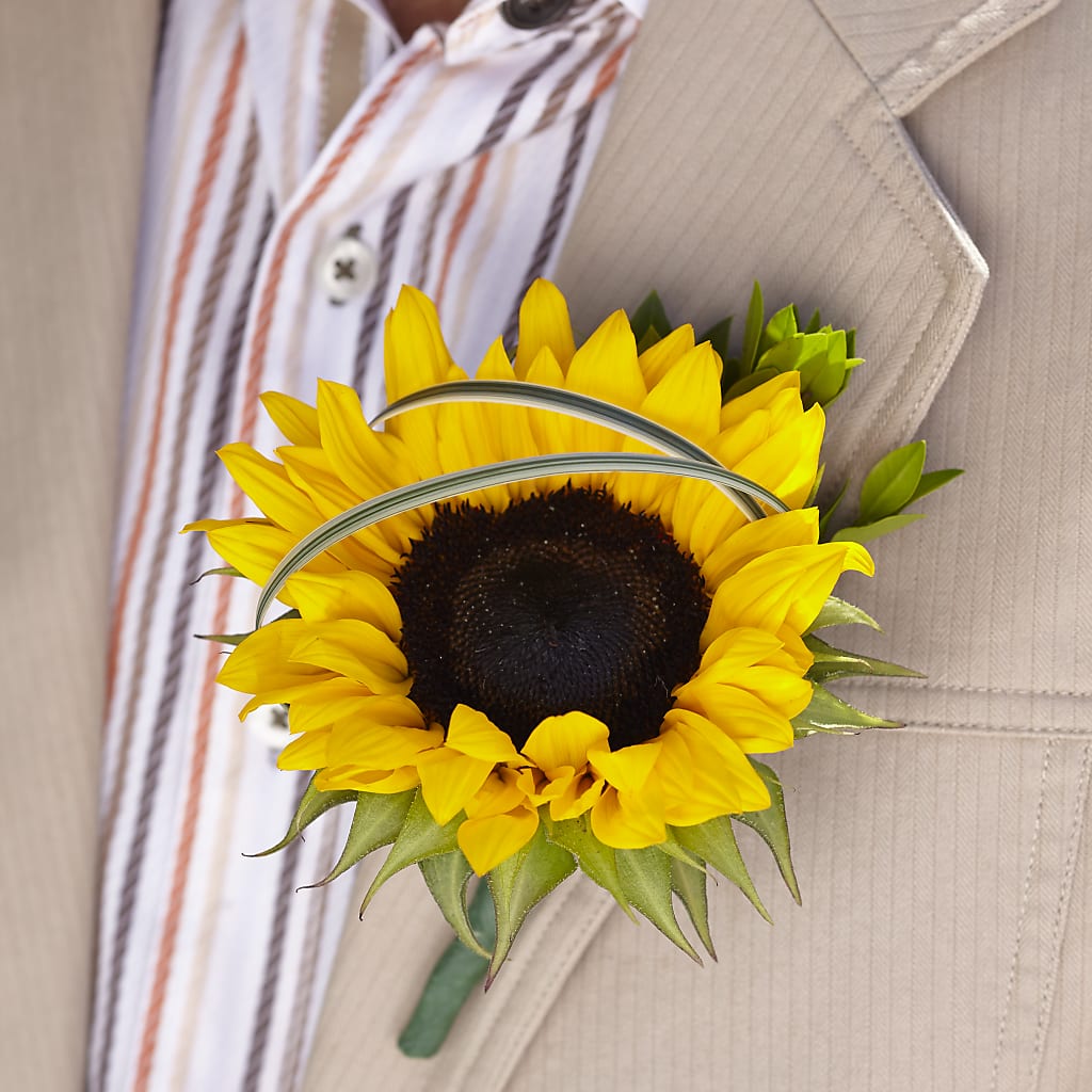 Free Spirit Boutonniere – HAYLEE FLOWERS & VARIETIES, Freeport NY