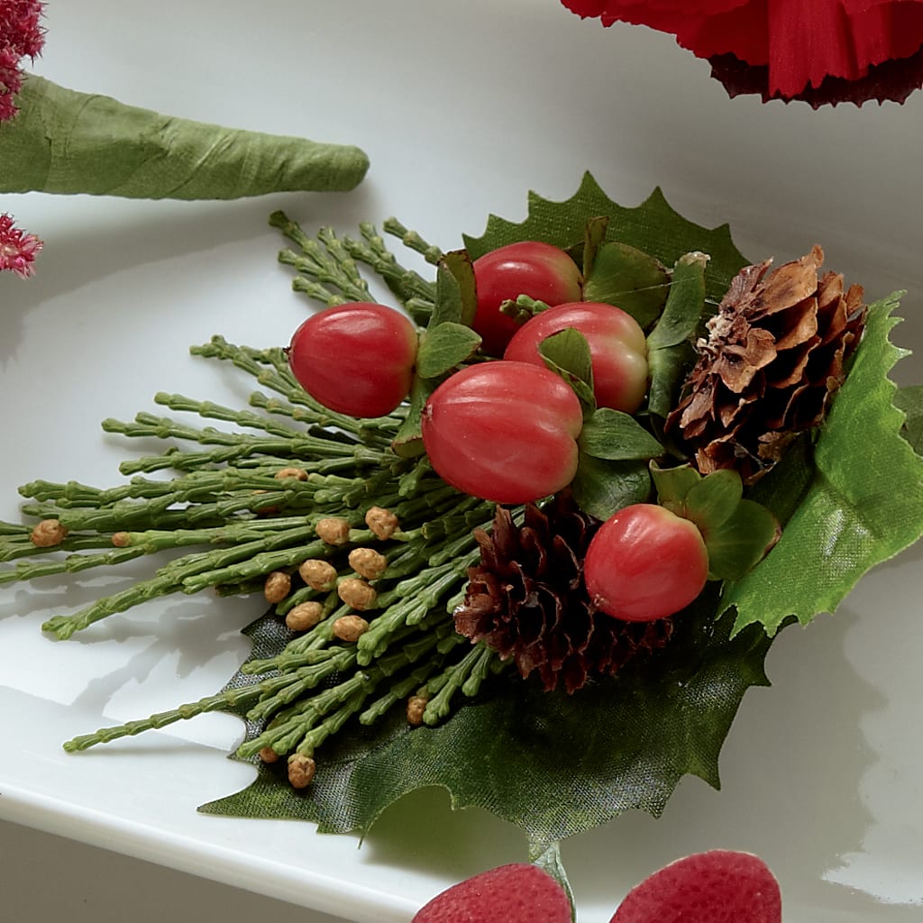 Red Berry Boutonniere – HAYLEE FLOWERS & VARIETIES, Freeport NY